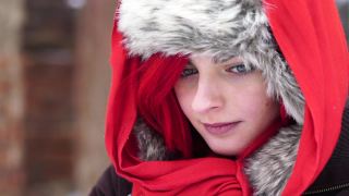 红发冬季肖像红围巾视频素材模板下载