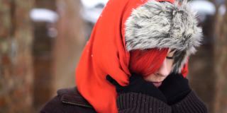 红发冬季肖像红围巾