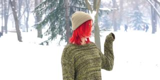 顽皮的红发，在雪上快乐