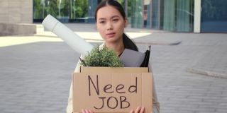 韩国女商人需要户外工作