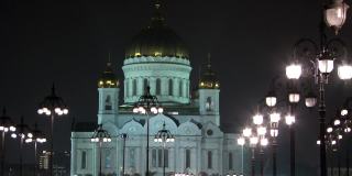 晚上，人们沿着宗法桥走到救世主大教堂。
