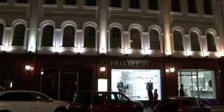 晚上，人们在莫斯科的商店和精品店附近散步。