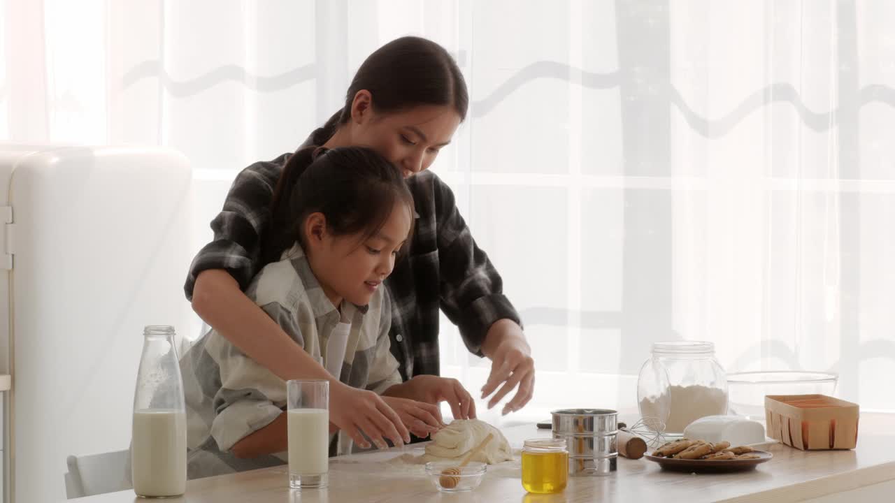 日本妈妈和小女儿在厨房揉面团烘焙