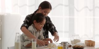 日本妈妈和小女儿在厨房揉面团烘焙