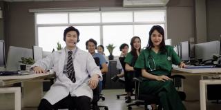 亚洲医疗专业人员在呼叫中心办公室的电脑上对病人进行远程健康咨询。