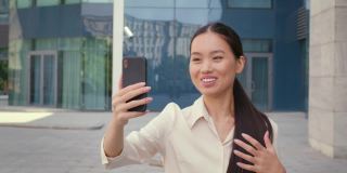 韩国女性在城市里用手机视频通话