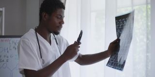 侧视图集中的非洲裔美国放射科医生正在用放大镜检查大脑x射线。专业的专家医生在医院室内分析诊断。神经病学和卫生保健。