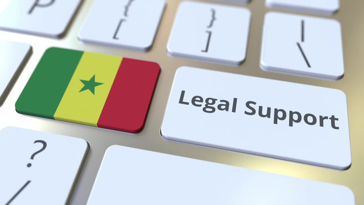 电脑键盘上的法律支持文本和塞内加尔国旗。3D动画相关法律服务