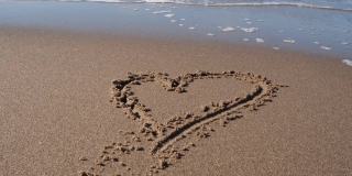 画在沙子上的心形符号