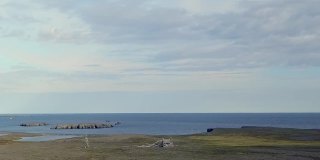 北冰洋海岸的新地岛空中景观。