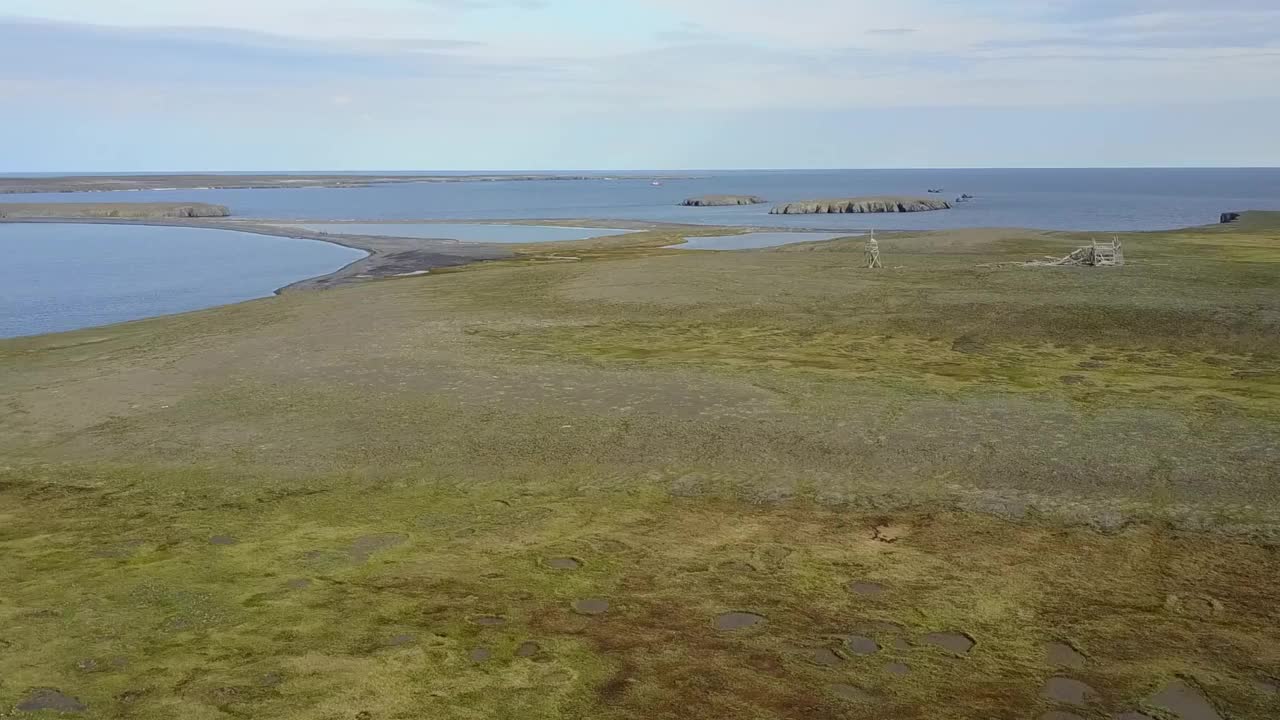 新地岛背景上的北冰洋海岸线的空中景观。