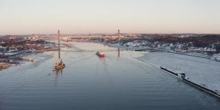无人机在瑞典哥德堡一座美丽的大桥附近的一艘红色渔船上空拍摄。