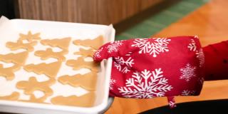 将传统自制的圣诞姜饼放入烤箱