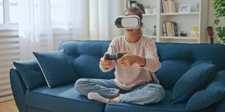 女孩子在家玩虚拟现实耳机游戏，现代创新