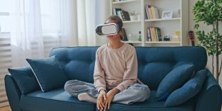 惊奇的女孩戴着虚拟现实头盔，体验3d世界，科技