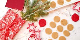 用邮票装饰圣诞姜饼，做成不同的圣诞形状。做圣诞饼干