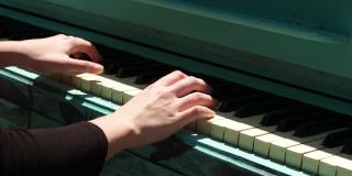 在城市的大街上弹钢琴，女孩在弹钢琴