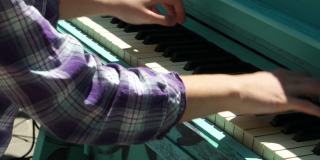 在城市的大街上弹钢琴，女孩在弹钢琴