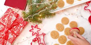 用不同形状的邮票装饰圣诞姜饼。做圣诞饼干