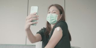 一名东南亚妇女用新冠病毒数字疫苗护照自拍