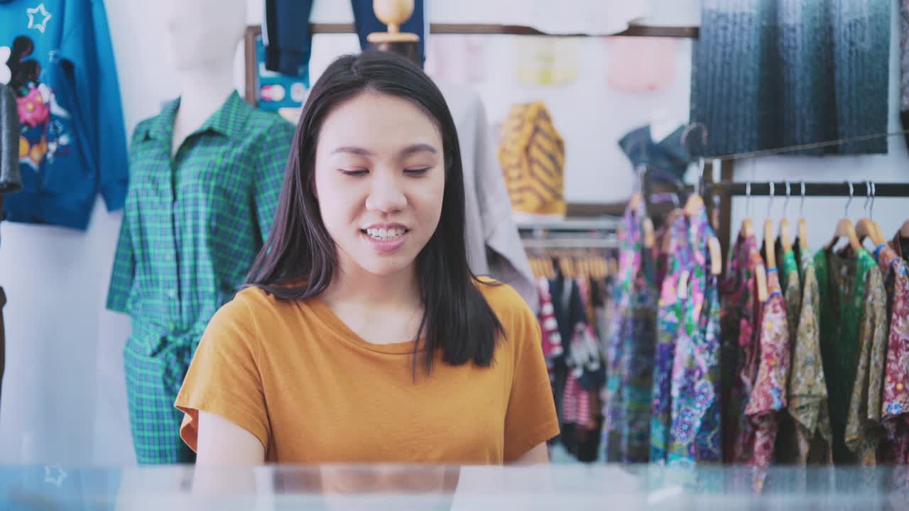 女顾客在商店里挑选衣服