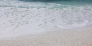 意大利撒丁岛海滩上海浪翻滚的景象。