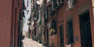 意大利撒丁岛卡利亚里老城狭窄街道的景观。