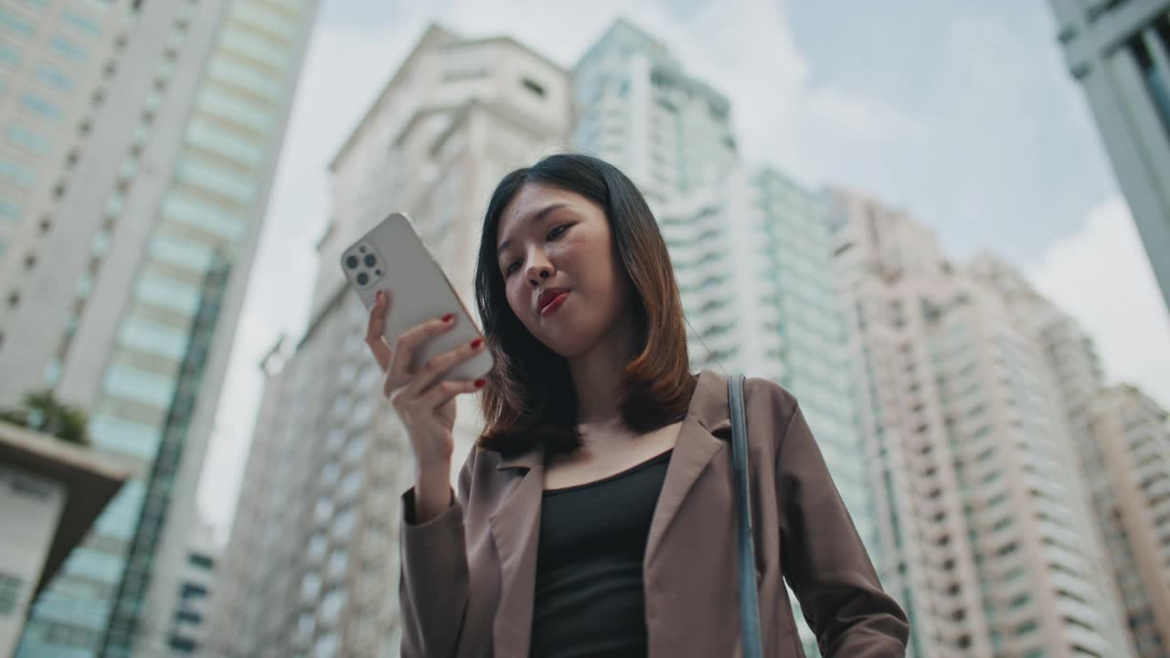 亚洲妇女在城市使用智能手机