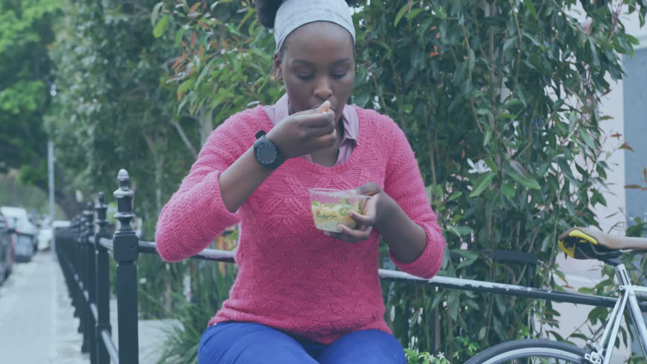 非裔美国妇女在城市街道上吃外卖的社交媒体通知动画