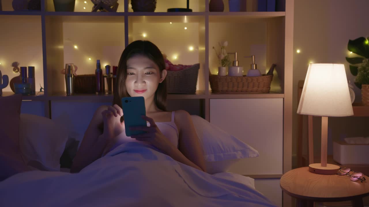 女人在床上用智能手机