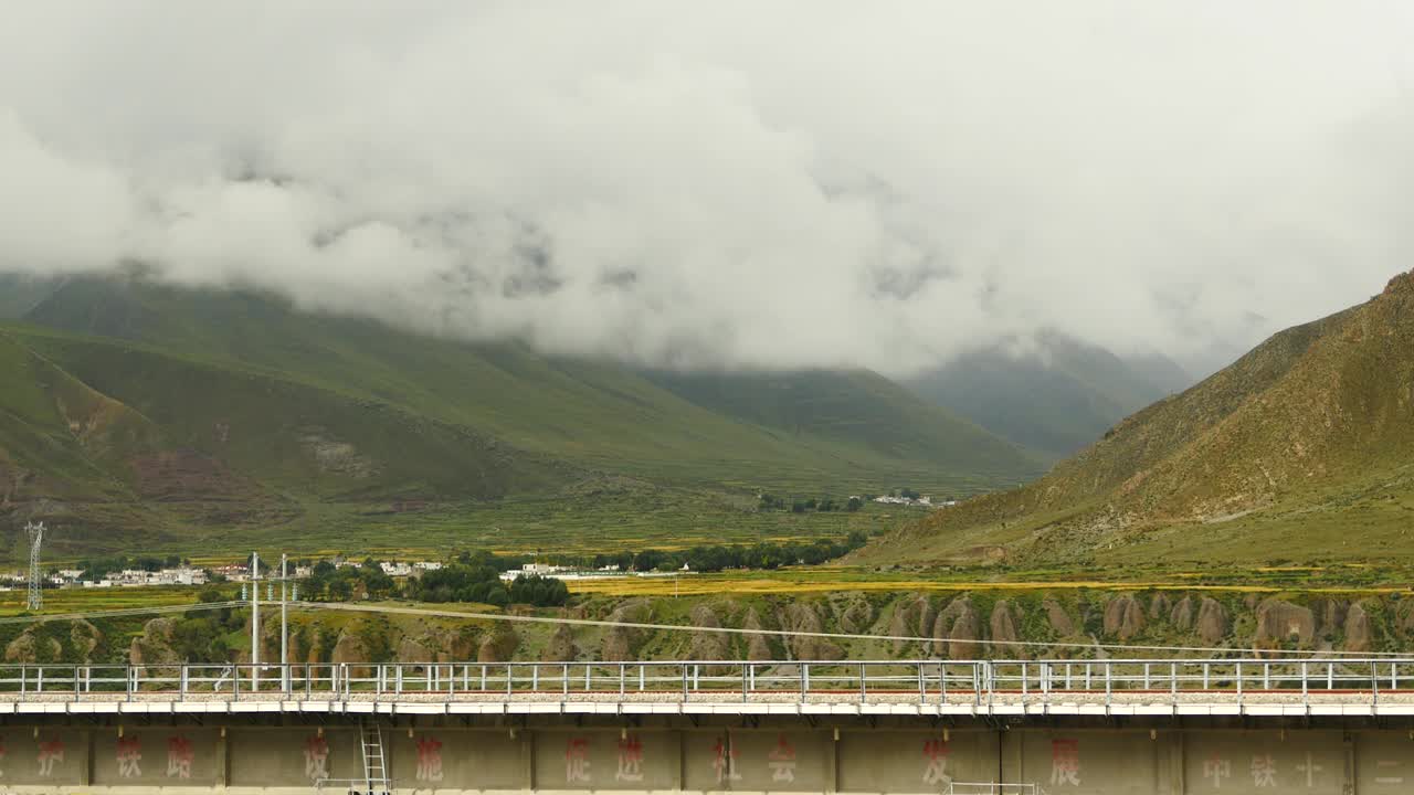 4k列车行驶在青藏铁路上，中国青藏高原风光旖旎。