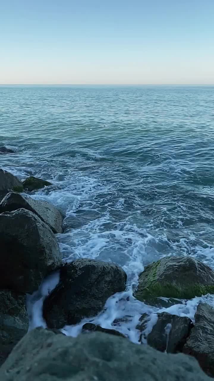 海浪拍打着岸边的石头