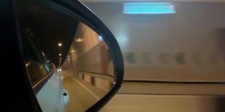隧道里一辆车的侧视镜