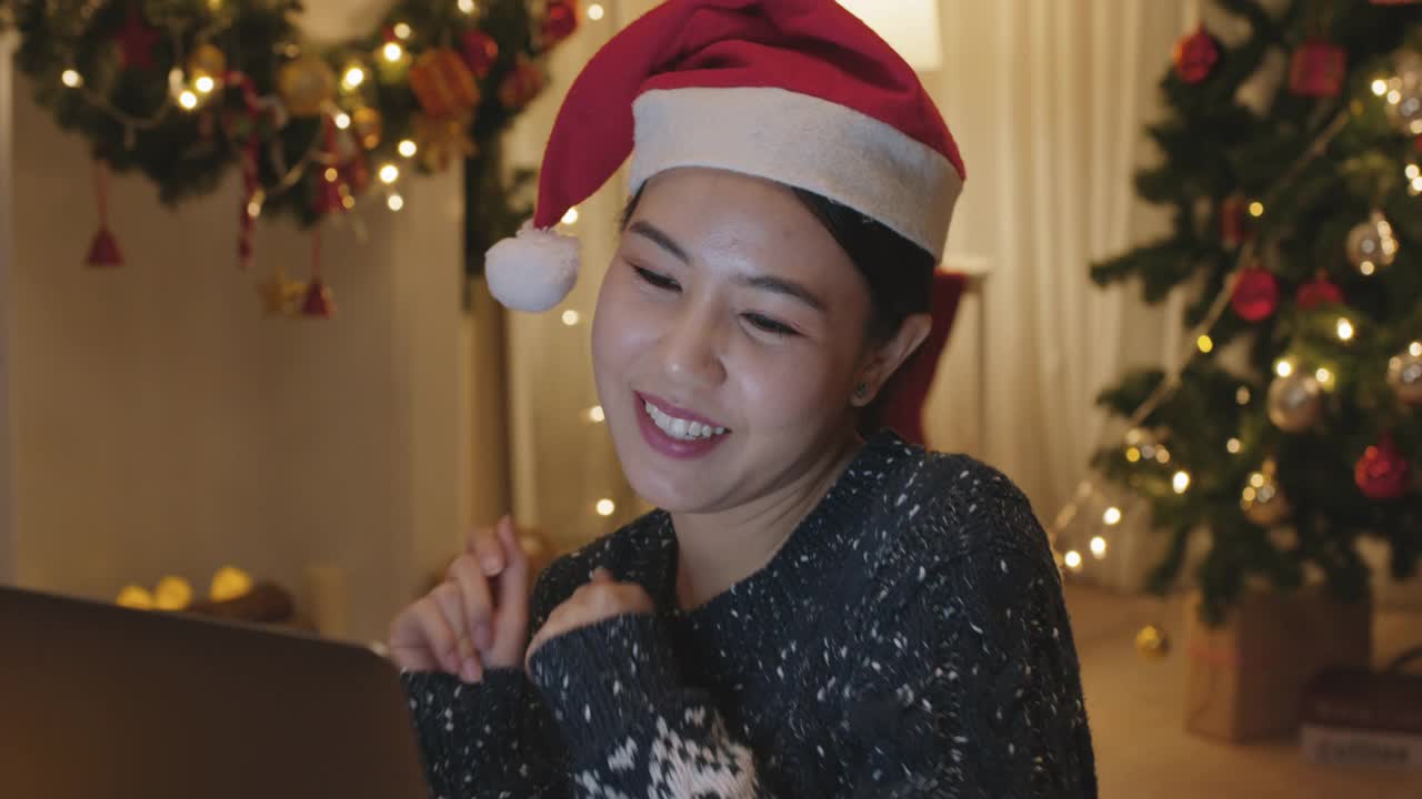 圣诞夜快乐节日祝福在线远程虚拟视频通话。