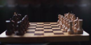 国际象棋比赛中黑子先走的特写侧面图。概念错误的开始业务项目。