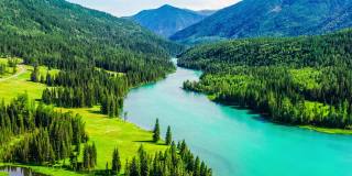 喀纳斯湖夏季鸟瞰图，新疆，中国。青山绿水。