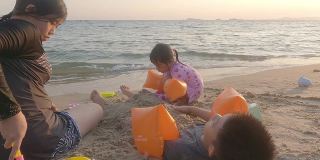 亚洲的孩子们在沙滩上微笑着玩耍