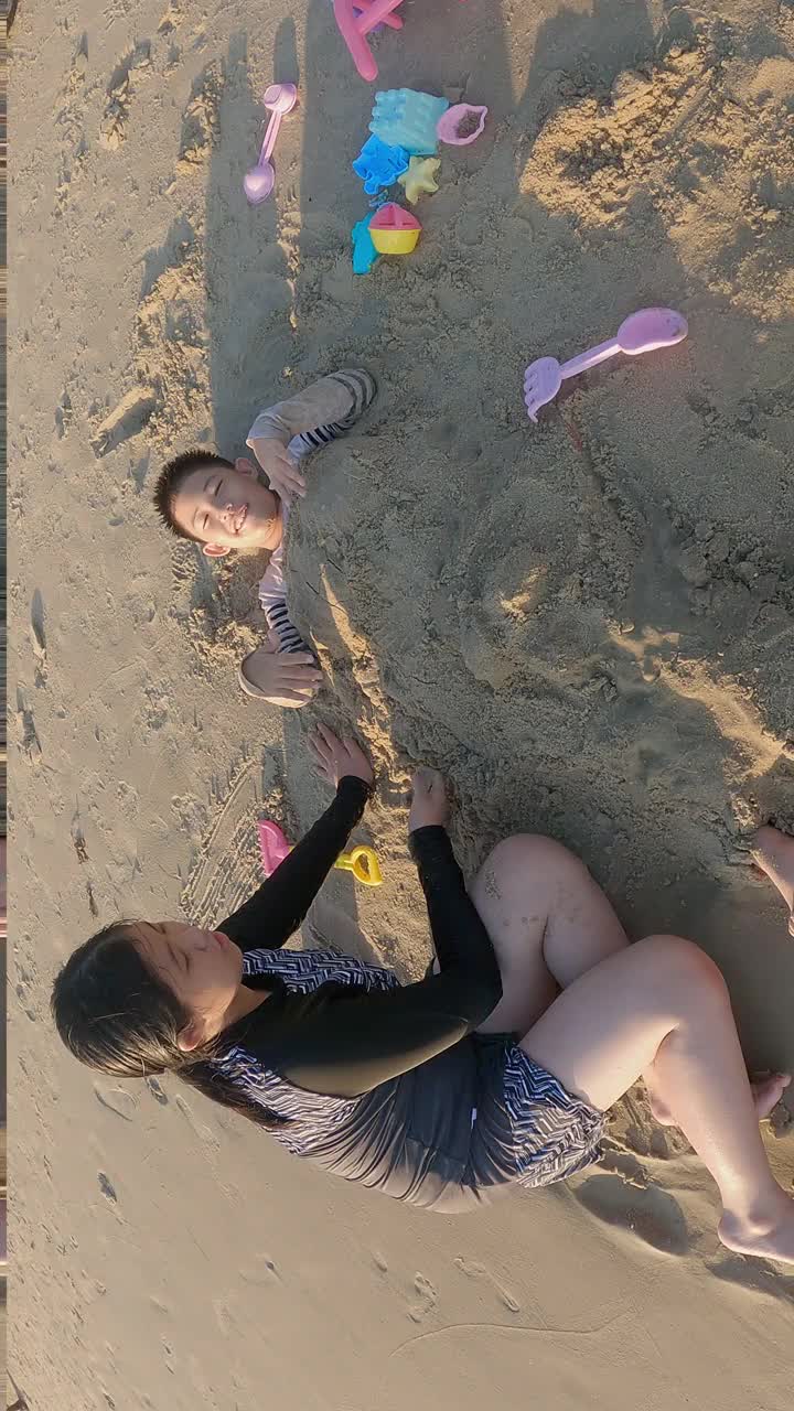 亚洲的孩子们在沙滩上微笑着玩耍