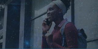 动画的数据处理在笑的非洲裔美国妇女在城市的智能手机交谈