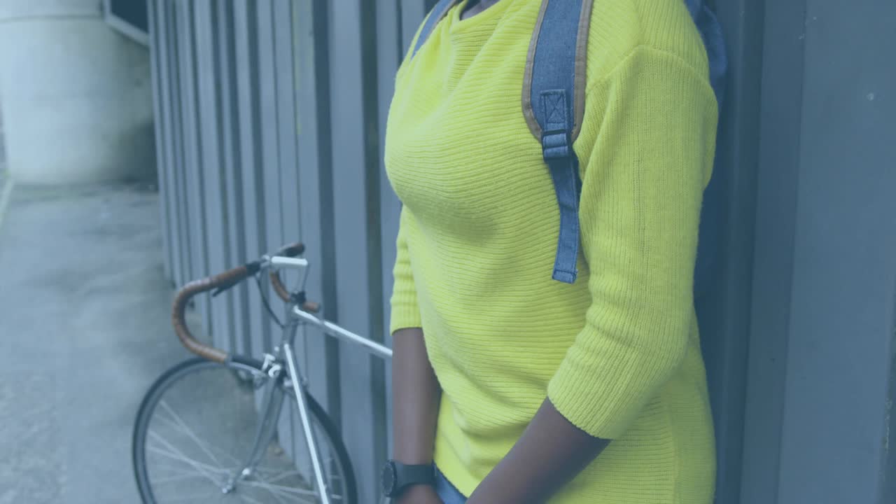 非裔美国妇女站在街上骑自行车的社交媒体通知动画
