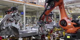 现代汽车工厂，机器人高精度焊接，近距离拍摄