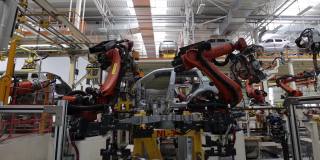 工业革命中的汽车装配厂，工作由机器人代替了人