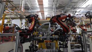 工业革命中的汽车装配厂，工作由机器人代替了人视频素材模板下载