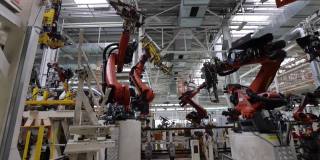 在现代工厂里，机器人将零件安装和焊接到车身上