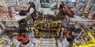 机器人在高科技汽车工业生产中，高精度工作无需人工干预