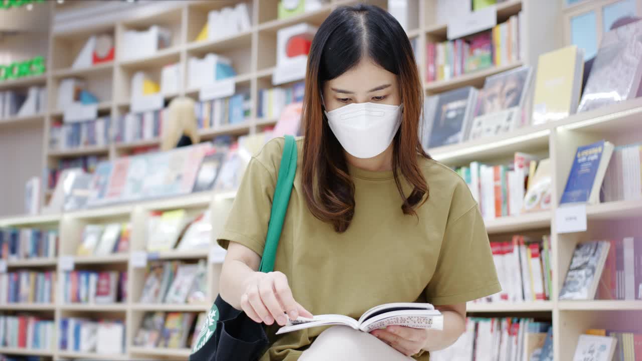 一个亚洲女人在图书馆找书