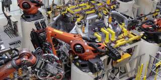汽车制造厂，用机器人焊接铝制零件