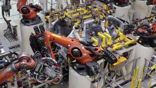 汽车制造厂，用机器人焊接铝制零件视频素材模板下载