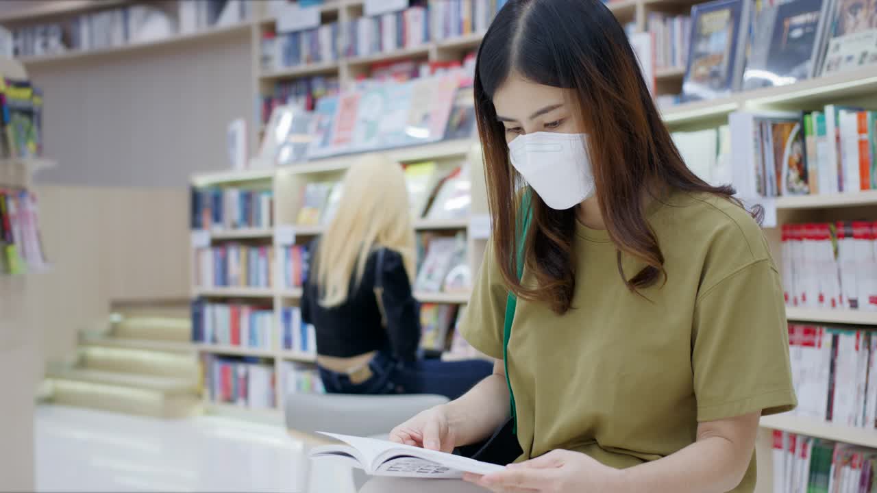 一个亚洲女人在图书馆找书