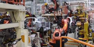 机器人在现代化的高科技工厂焊接汽车零件